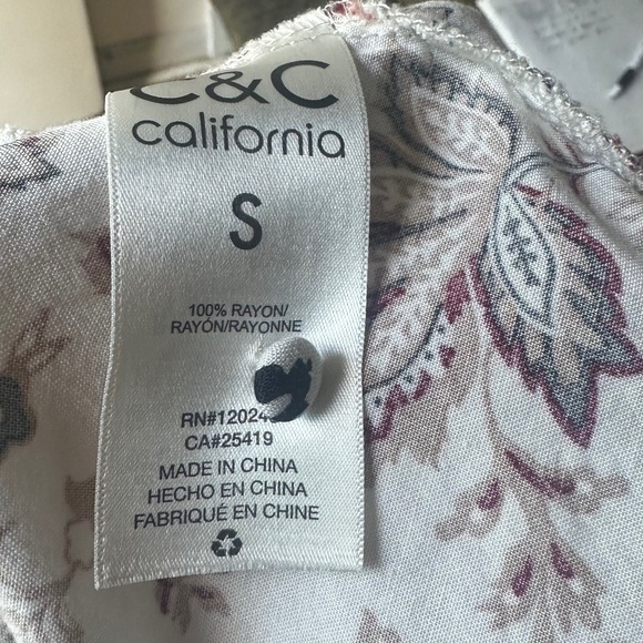 Women's  C&C California paisley, Mao collar, long  sleeves, blouse. Size S. - Picture 9 of 15